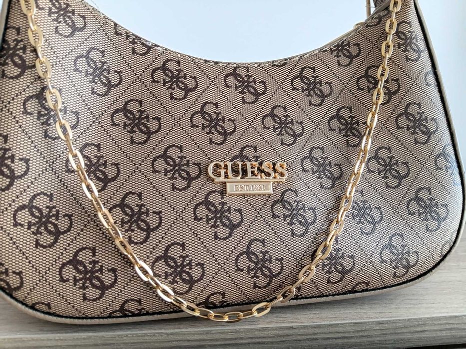 Geanta Guess de mana