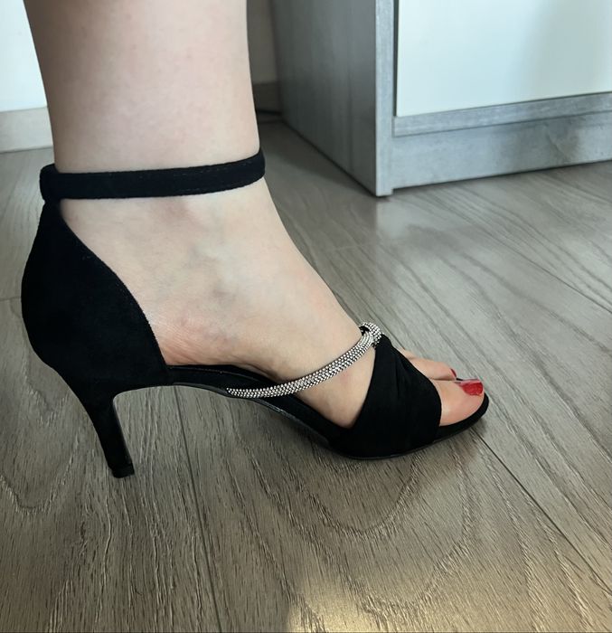 Sandale negre cu baretǎ argintie