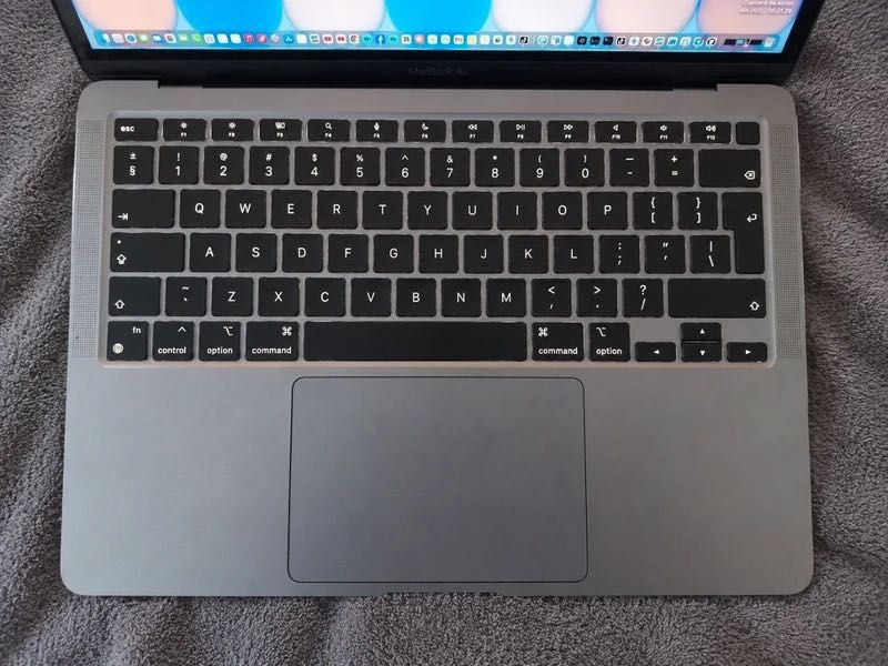 MacBook Air M1 2020 8GB/256GB - Excelentă stare + Cutie originală