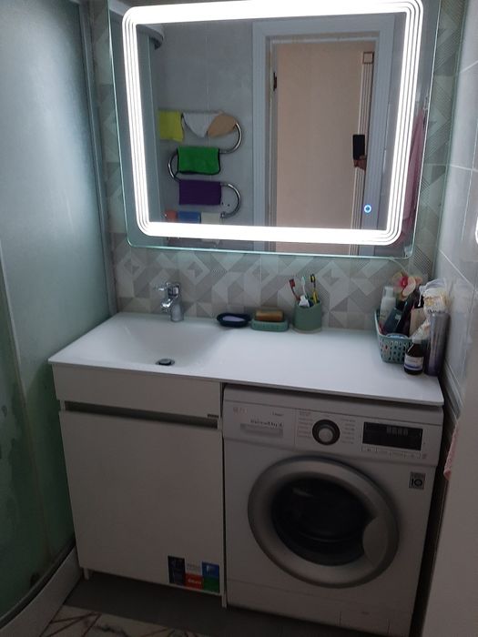 Раковина тумба с зеркалом.