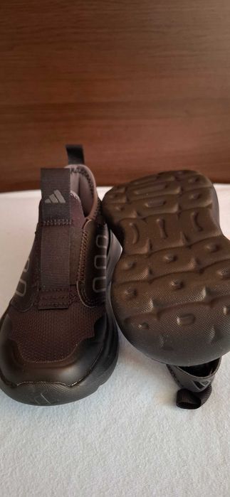 Маратонки adidas 28