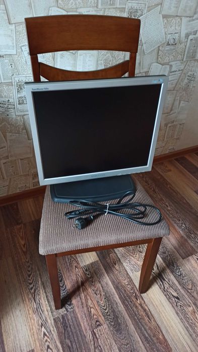 Монитор samsung 920vn на спец подставке 19".