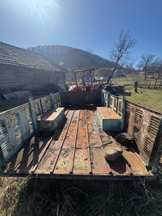 Vând tractor Masey Ferguson cu remorca