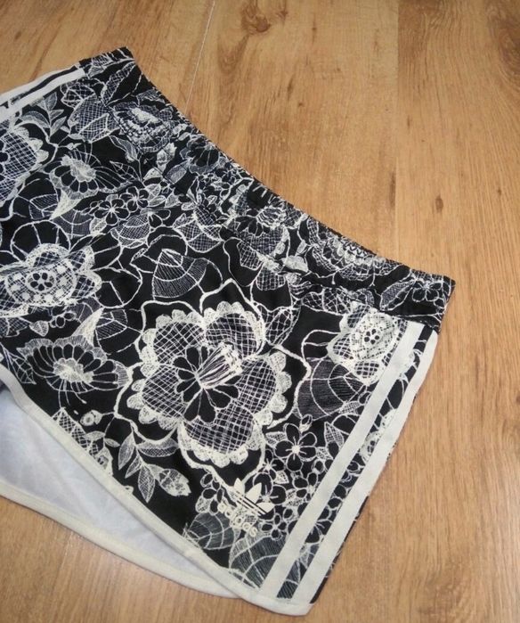Pantaloni scurți de damă Adidas mărimea 40 M