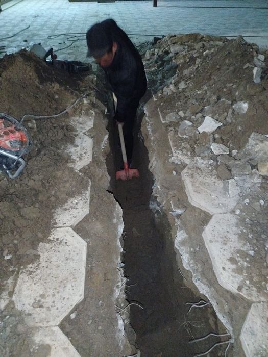 Копаем траншеи под водапровод и под кабель