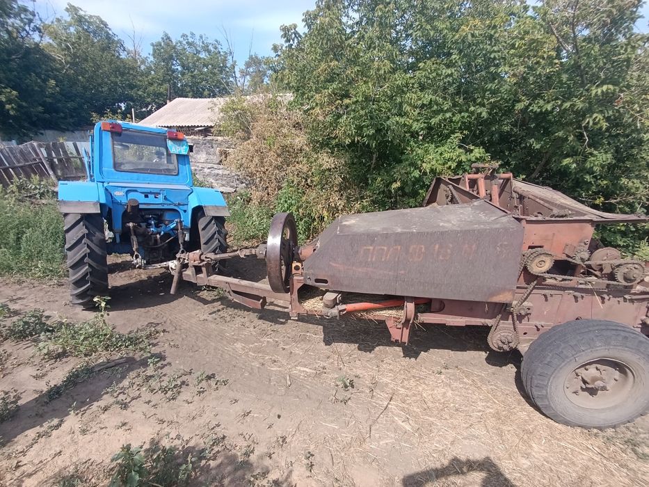 Трактор с прессом