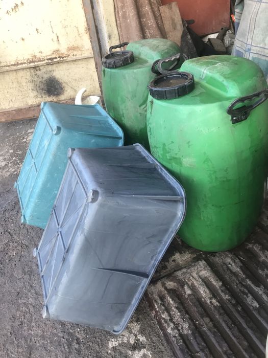 Полога разные кастрюли разные посуди