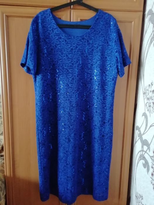 Распродажа праздничных платьев.