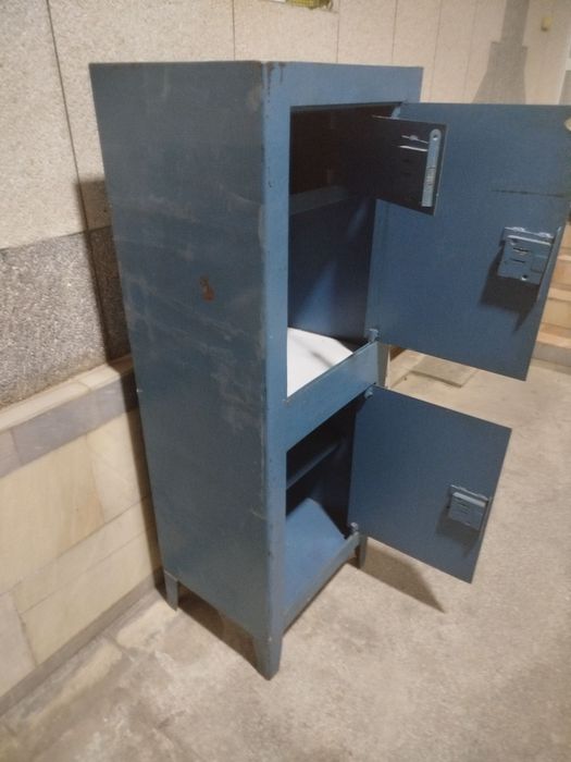 Металлический сейф / Шкаф для документов.