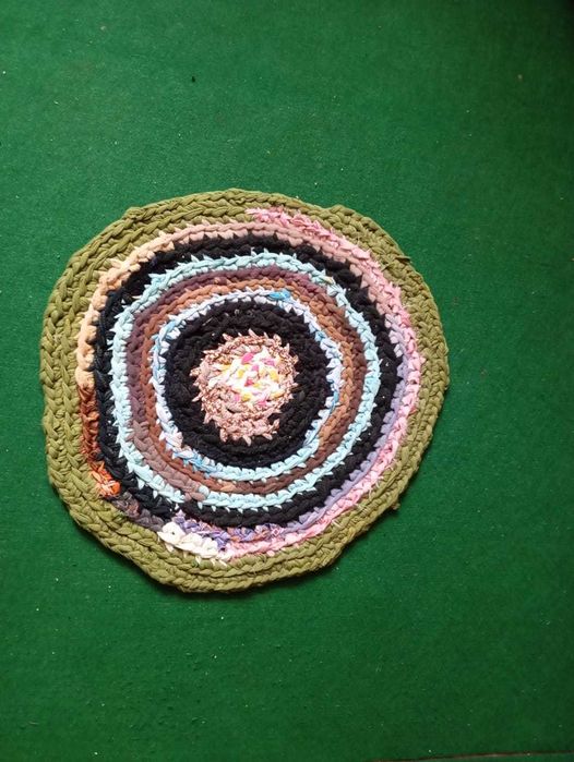 Коврик вязаный косичкой