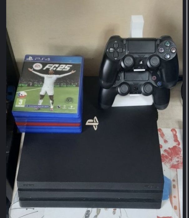 Vand ps 4 pro 1 TB. Impecabil