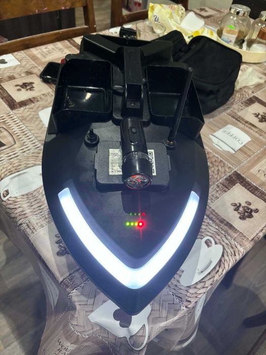 Лодка за захранка V020