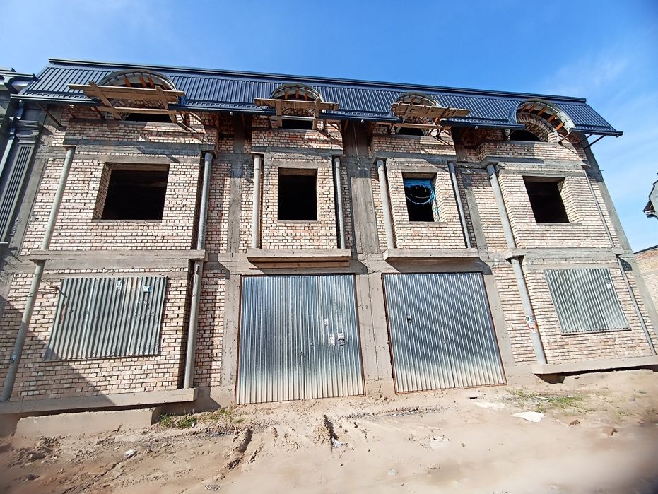 Юнусобод 19-квартал рўпарасида, 2  сотукли Хасан Хусан уй сотилади.