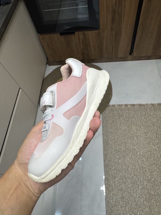 Продаю кроссовки для девочки