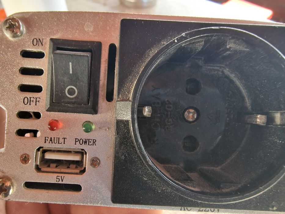 Invertor de tensiune