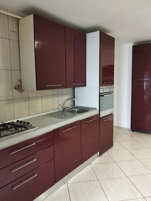 Închiriez apartament 3 camere