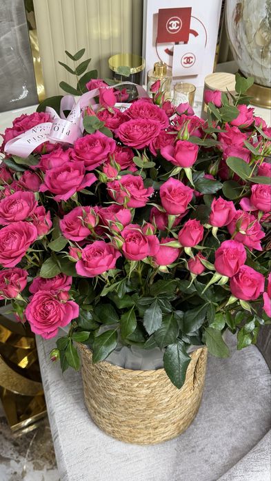 Кустовые розы в корзине