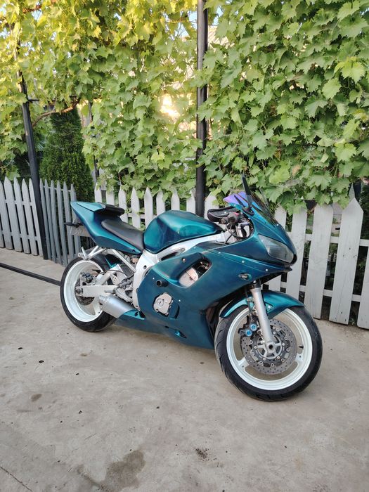Vând yamaha R6..