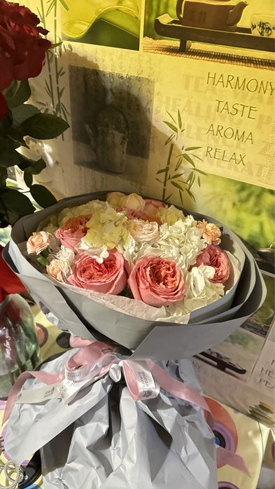 Цветы свежие красные розы и гипсофилы