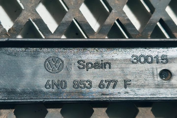 Grila bara fata 6N0853677F Volkswagen VW Polo a 3-a generatie 6N (fac