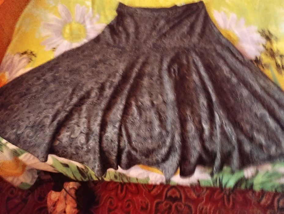 Продавам страхотна клош пола и сако