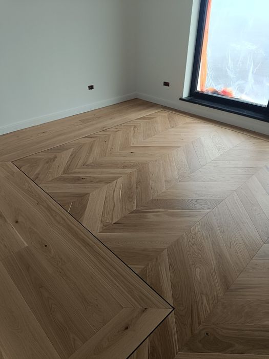 Montez parchet,uși și scări interioare