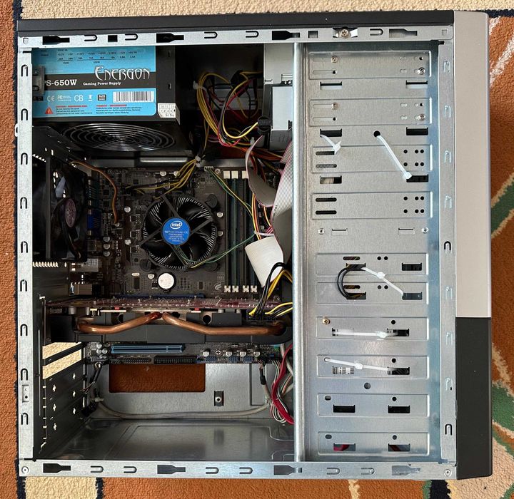 VAND desktop intel core i7 -16GB RAM, AMD 6900 series 256biti,hdd500gb