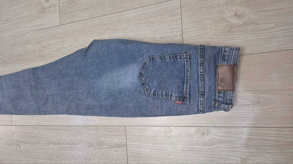Джинсы женские в хорошем состоянии