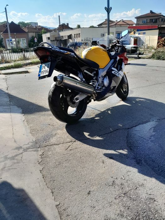 Продавам Хонда Ф4 600