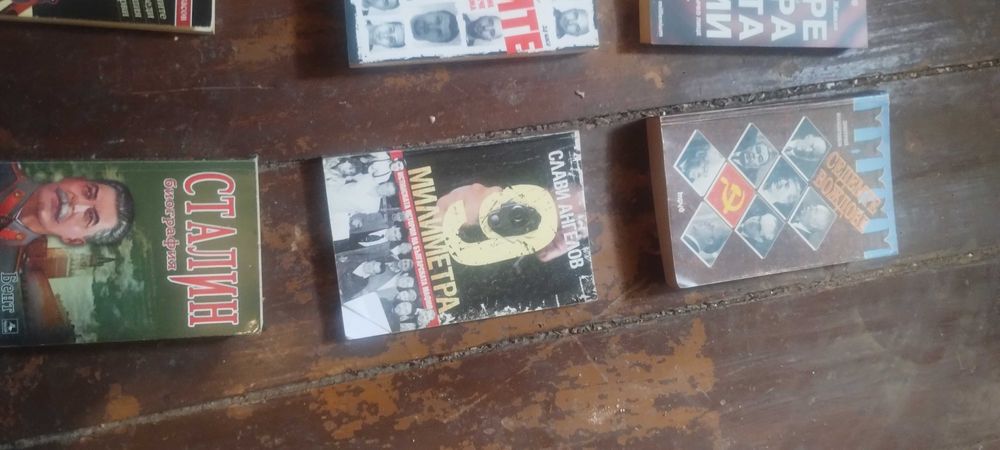 Продавам книги...