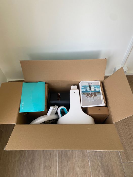 De vânzare masă deosebită, executată manual și aspirator piscină Aiper