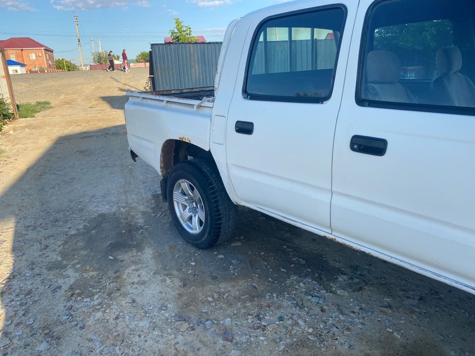 toyota hilux 2004 года.