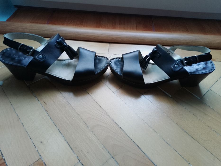 Sandale de piele, marime 38 si 36, stare foarte buna, 22  lei perechea