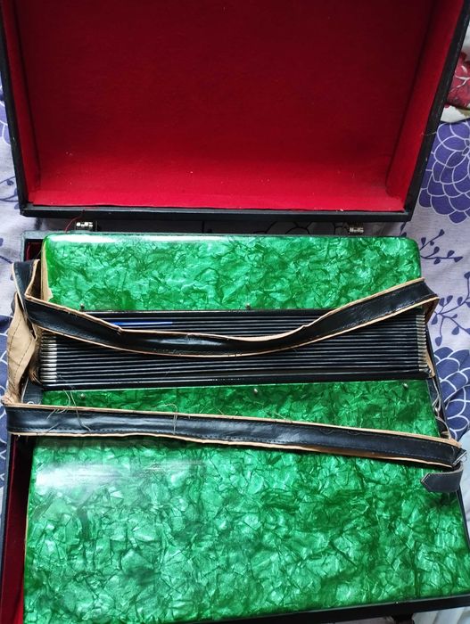 Vând sau schimb acordeon Balada 1980