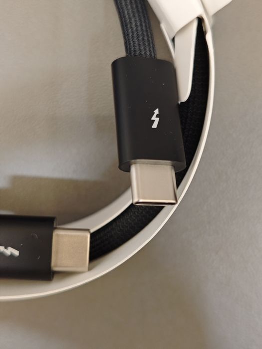 Apple Thunderbolt 4 кабель