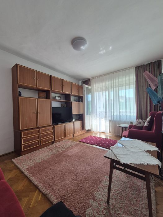 Închiriez apartament cu 2 camere
