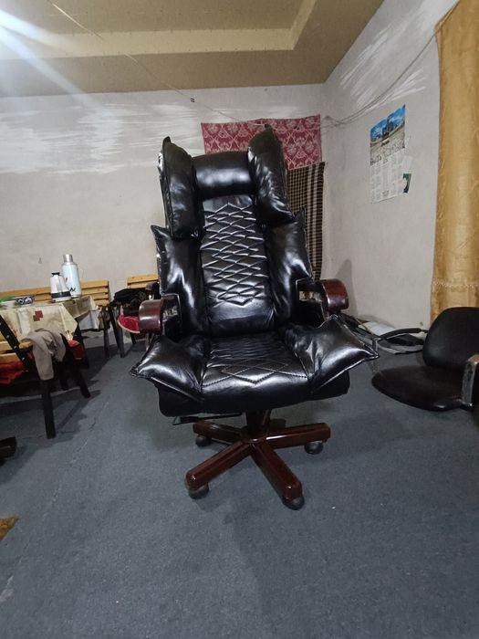 Офисное Кожанние и дубовый кресло