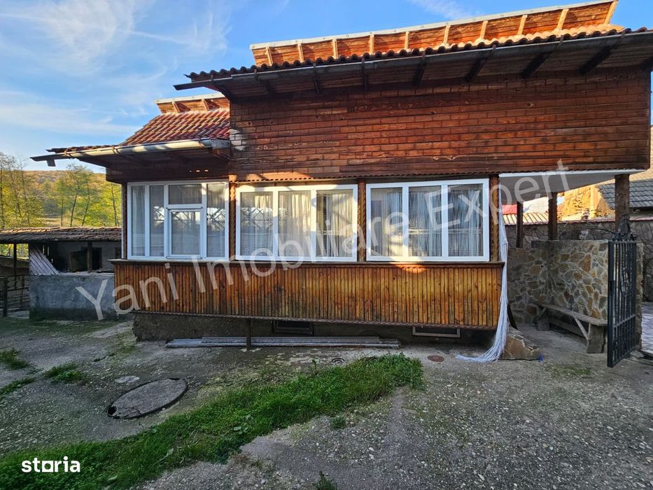 Casă + spațiu comercial de vânzare în comuna Băiculești, județ Argeș.