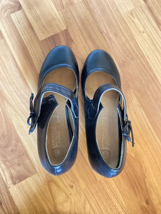 Vand pantofi din PIELE cu toc mic