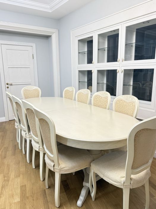 Продам гостевой стол и стулья