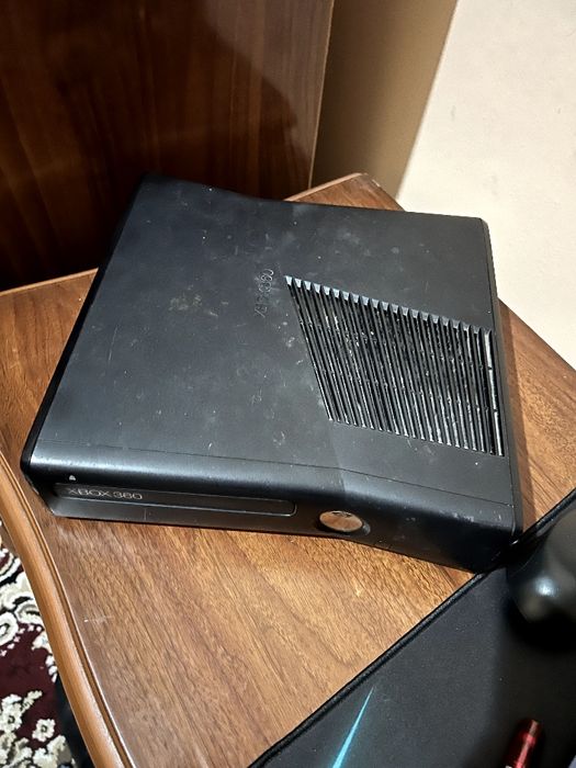 Xbox 360 black..
