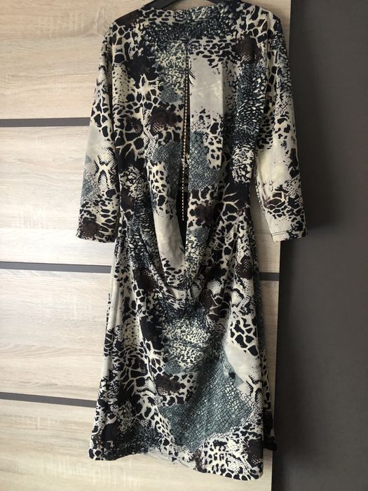 Vând rochițele din imagine