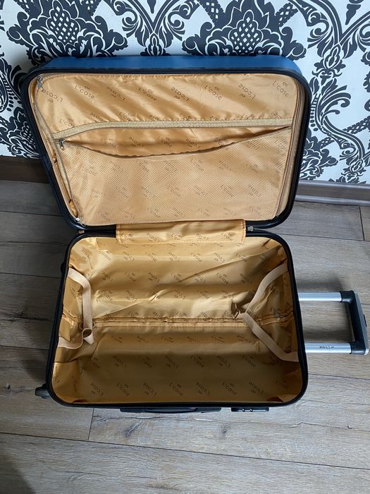 Чемодан на колесиках, размер М