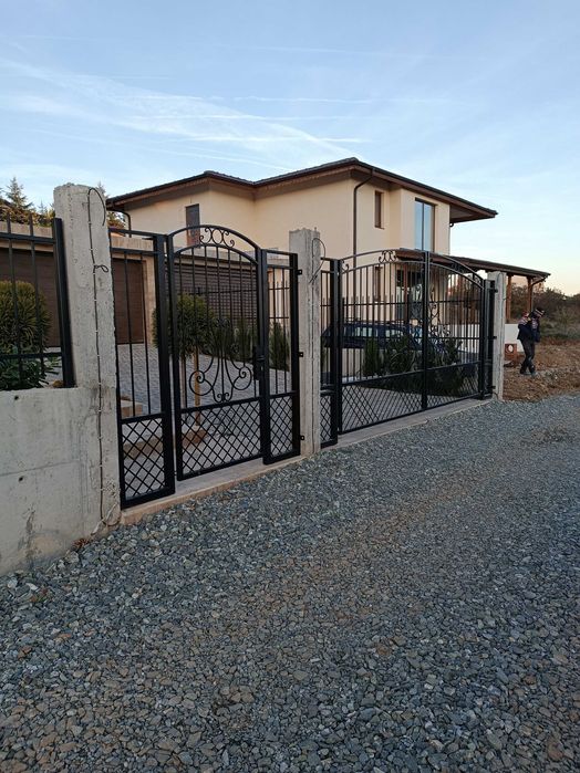 Метални врати огради и парапети от ковано и обикновено желязо.