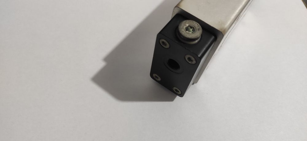 Distribuitor pneumatic cu comanda externa