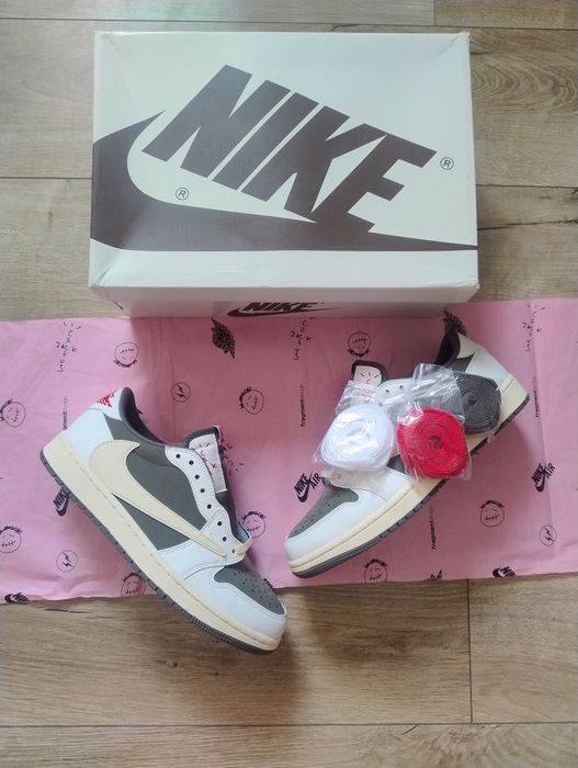 Jordan 1 low Travis Scott