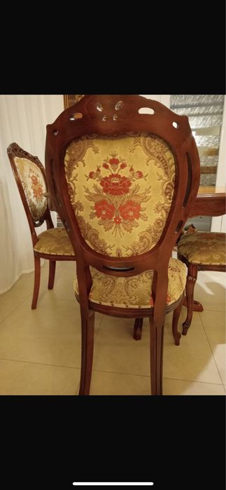 Masă cu scaune stil baroc.