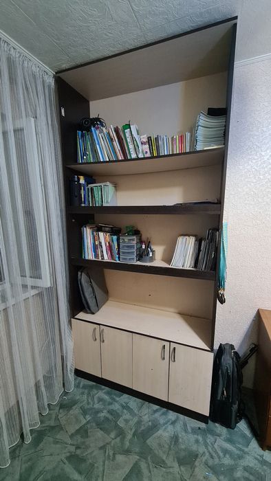 Шкаф  с  полками