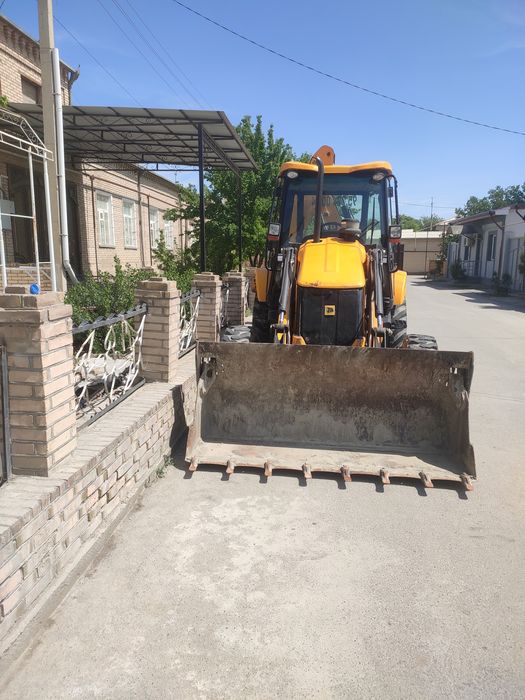 Экскаватор погрузчик JCB.