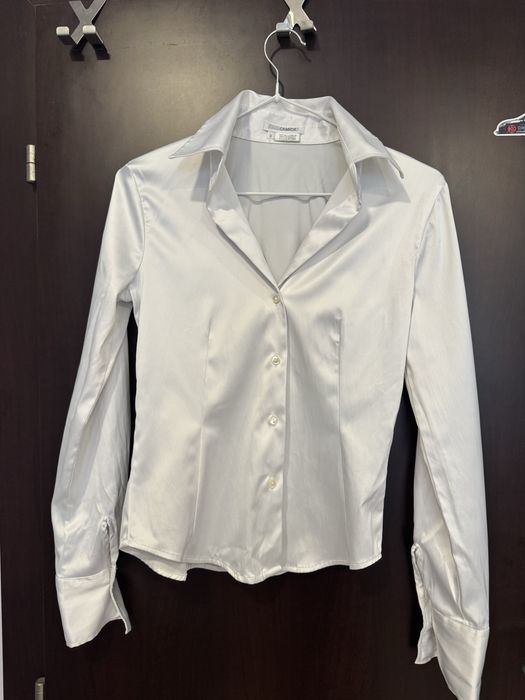 Сатенена бяла риза.